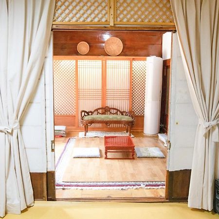 Dongmyo Hanok Sihwadang - Private Korean Style House In The City Center With A Beautiful Garden Seoul Eksteriør bilde