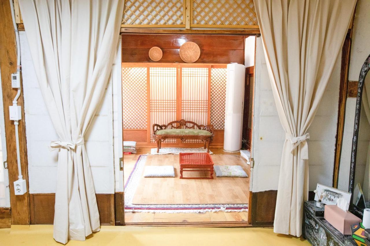 Dongmyo Hanok Sihwadang - Private Korean Style House In The City Center With A Beautiful Garden Seoul Eksteriør bilde